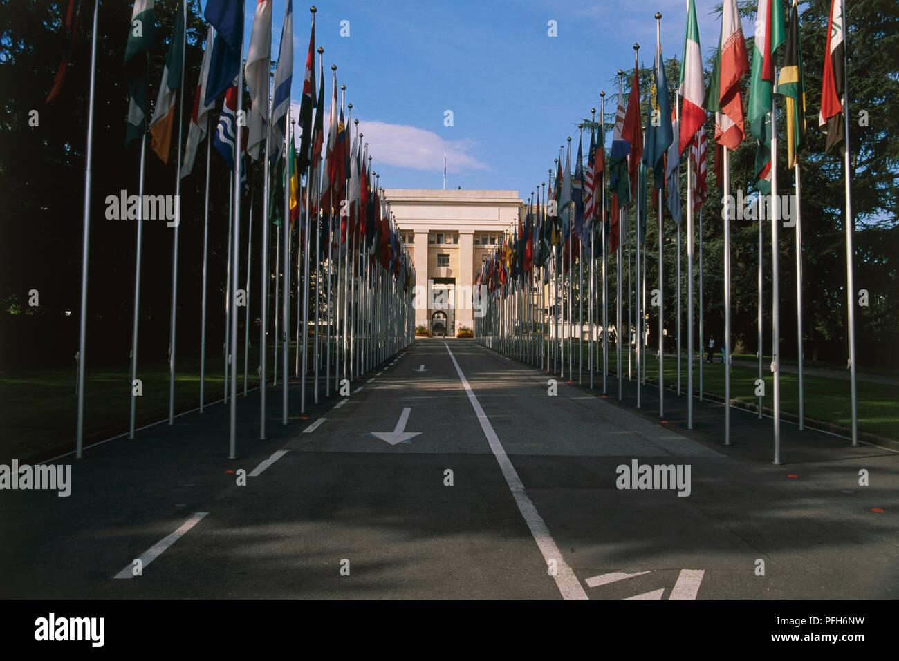 Schweiz, Genf, internationale Flaggen Futter weg zum Palais des Nations (Palast der Nationen). Stockfoto