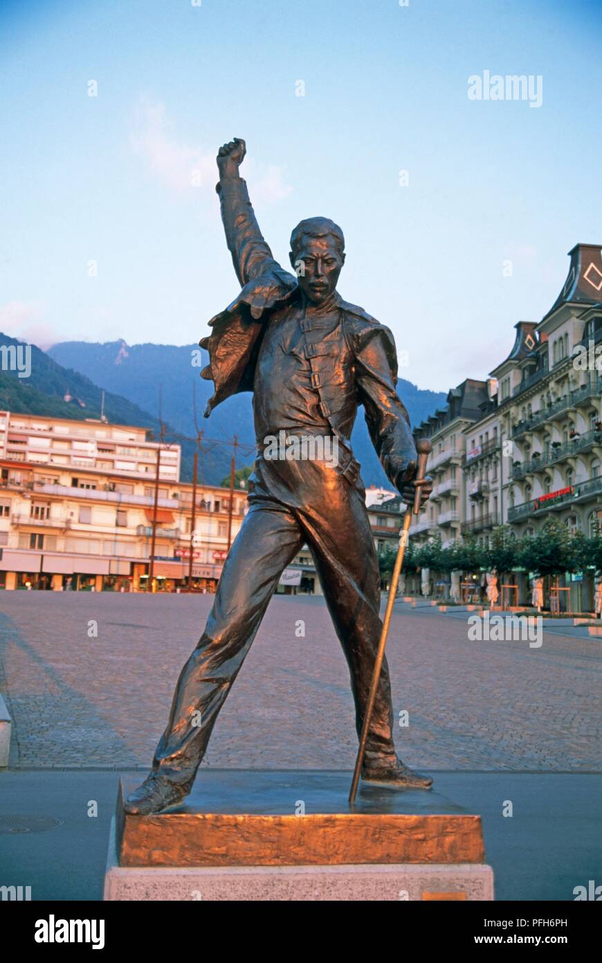 Schweiz, Montreux, Bronzestatue von Freddie Mercury mit Blick auf den Genfer See Stockfoto