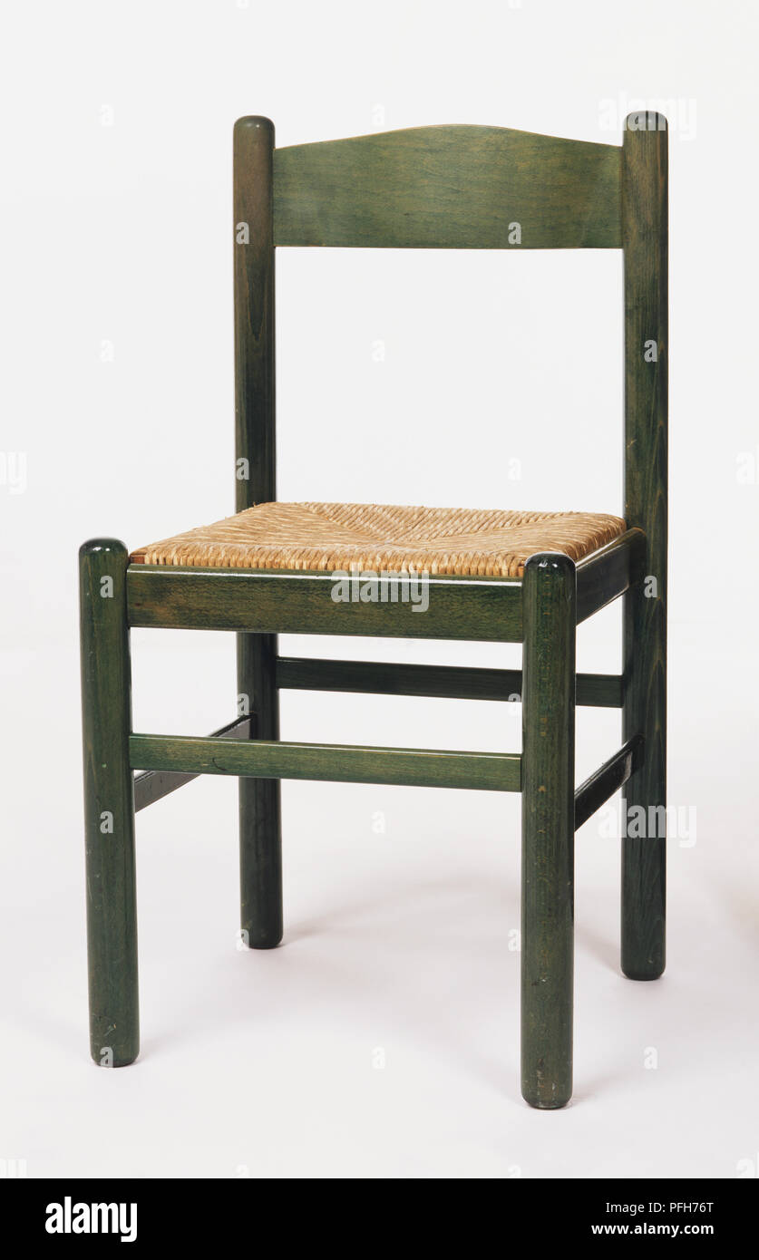 Grüne Holzstuhl mit Stroh Sitz Stockfoto