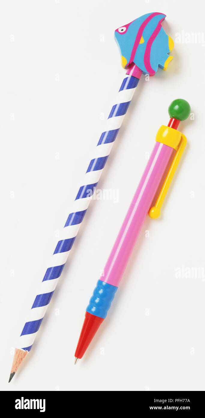 Eine mehrfarbige Pen und ein blau-weiß gestreifte Bleistift mit einem Fisch am oberen Ende Stockfoto