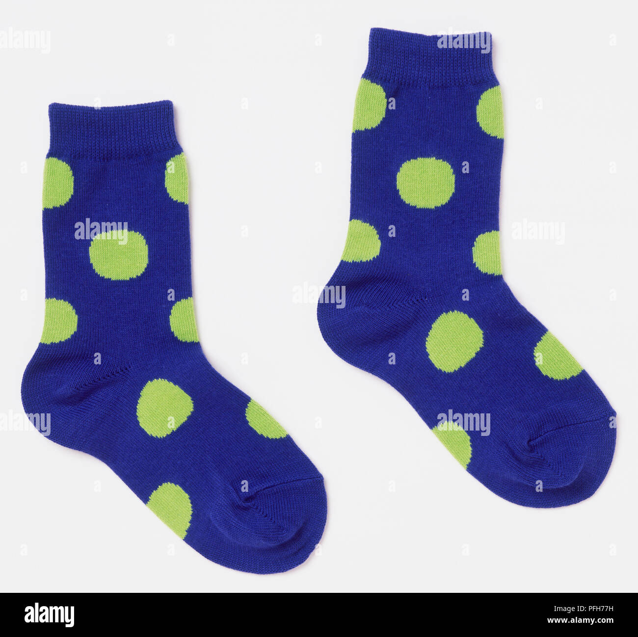 Paar blaue Socken mit grüne Punkte Stockfoto