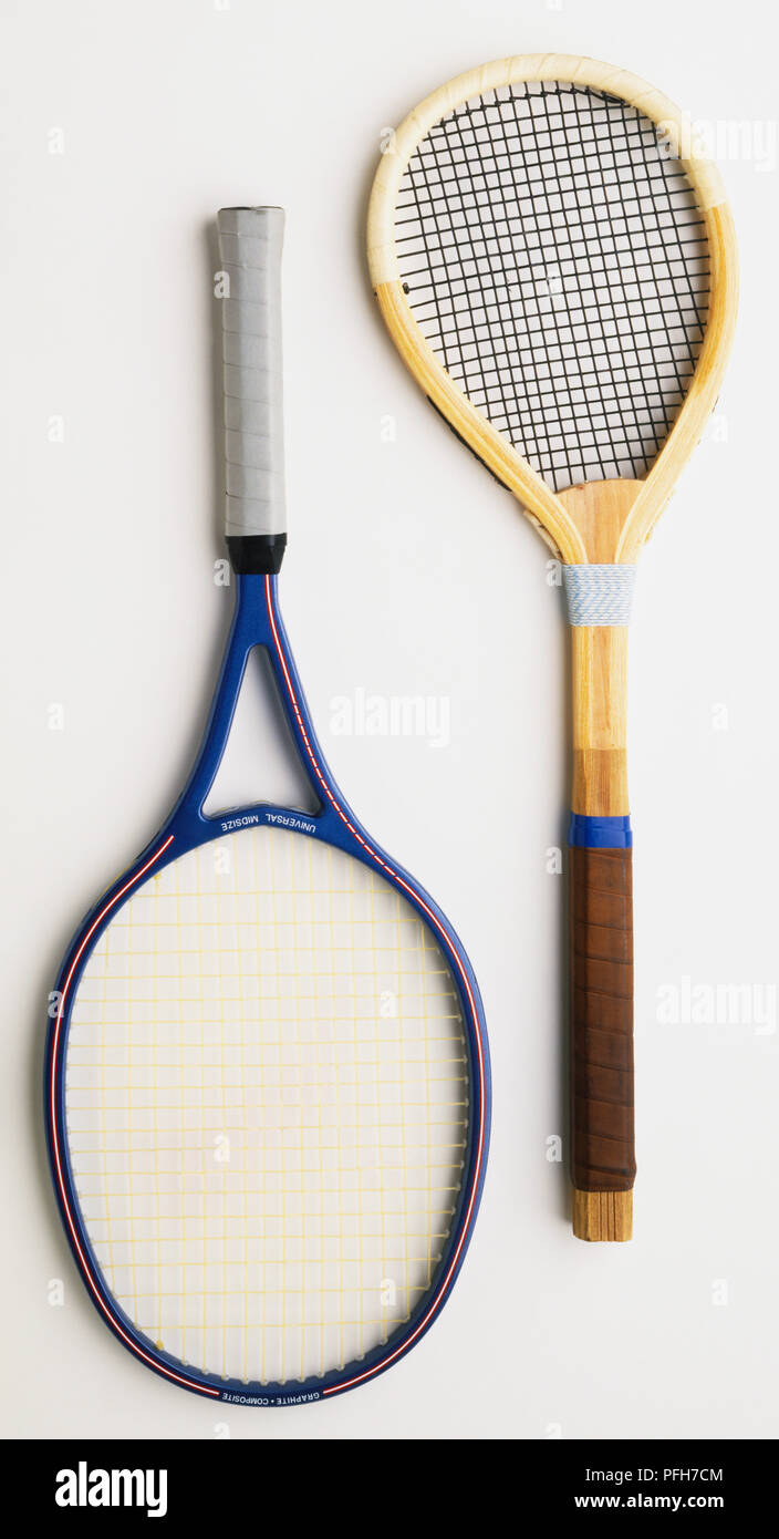 Zwei Tennisschläger, Holzrahmen echten Tennisschläger und moderne Lawn  Tennis Schläger Stockfotografie - Alamy
