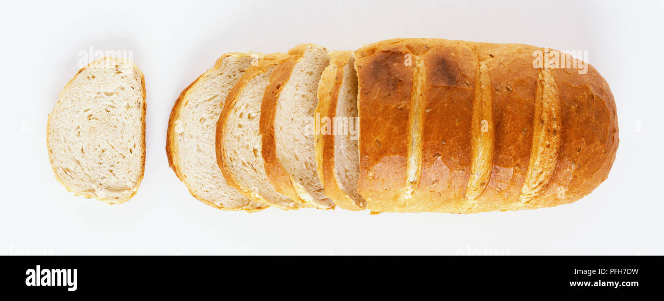 Weißes Brot Brot, einige Scheiben abgeschnitten, von oben betrachten Stockfoto
