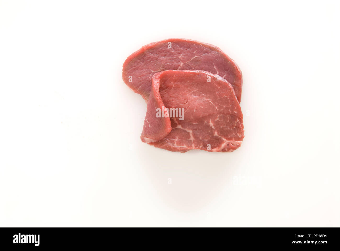 Zwei dünne, rohe Steaks, close-up Stockfoto