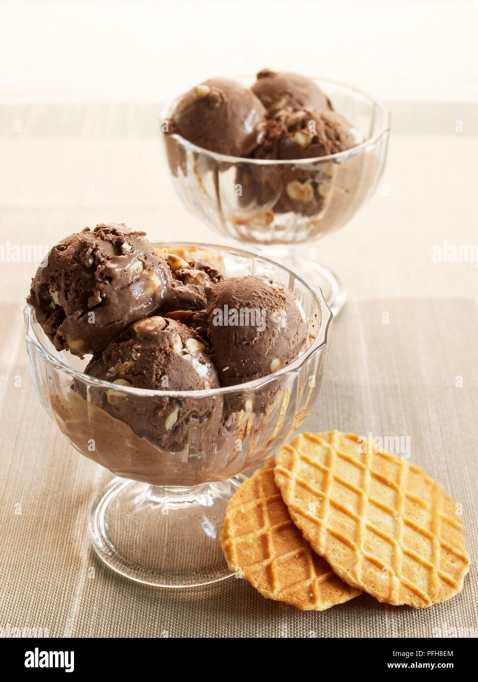 Chocolate Chip Eis, serviert in zwei Glasschalen, mit zwei Wafern, close-up Stockfoto