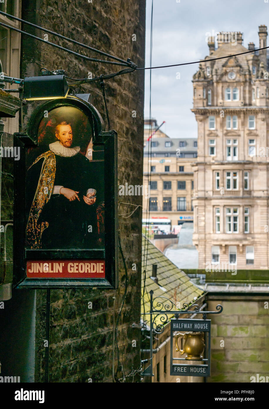 Pub Anzeichen für jinglin Geordie und Halfway House Pubs in der Gasse, John Knox, Edinburgh, Schottland, Großbritannien, mit Rocco Forte Hotel Balmoral Stockfoto