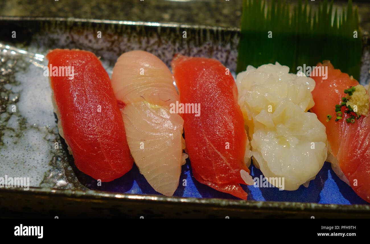 Sushi auf einem rotierenden Förderband Restaurant in Tokio, Japan. Stockfoto