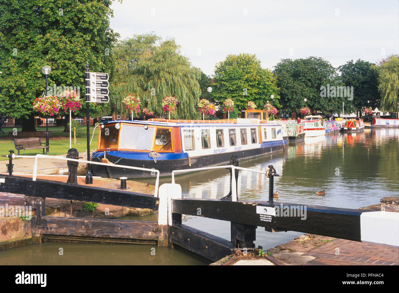 Grossbritannien, England, Warwickshire, Stratford-upon-Avon, Boot gefüllt Canal Basin mit Bäumen gesäumten Causeway. Stockfoto