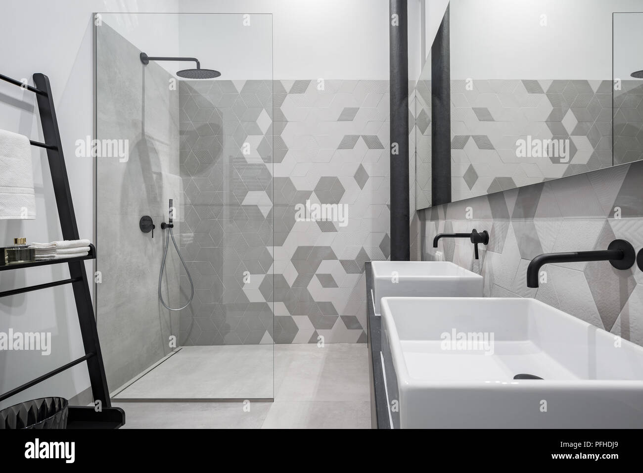 Neues Design Badezimmer mit Dusche und zwei Waschbecken, in Grau und Weiß mit schwarzen Details Stockfoto