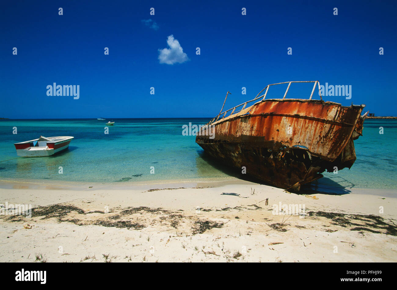 Karibik, Dominikanische Republik, Südwesten, Parque Nacional Jaragua, Playa Cabo Rojo, Rost Rumpf der Boot am Strand Stockfoto
