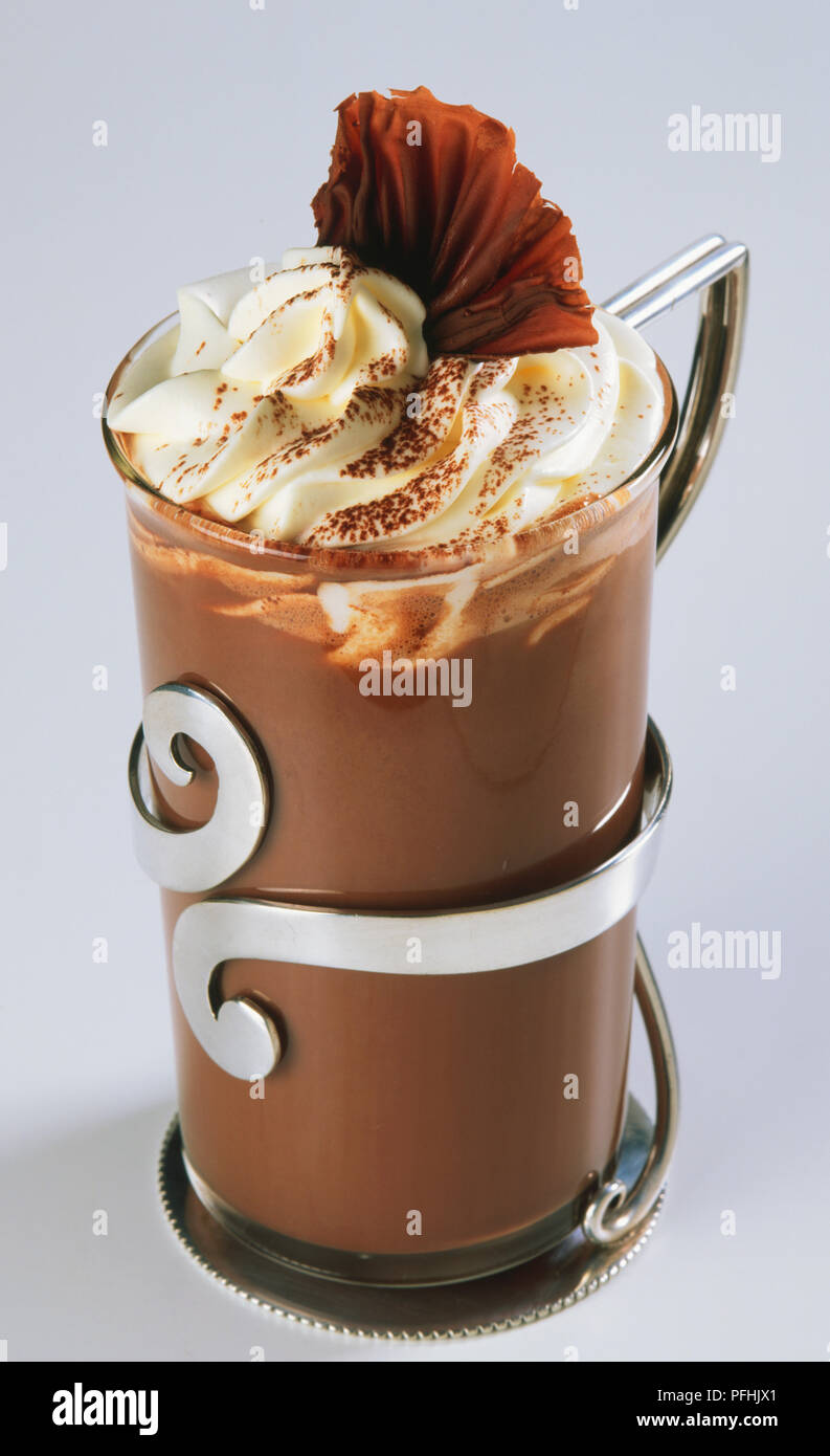 Heiße Schokolade mit Sahne und Schokolade locken in dekorierten Glas, aus der Nähe. Stockfoto