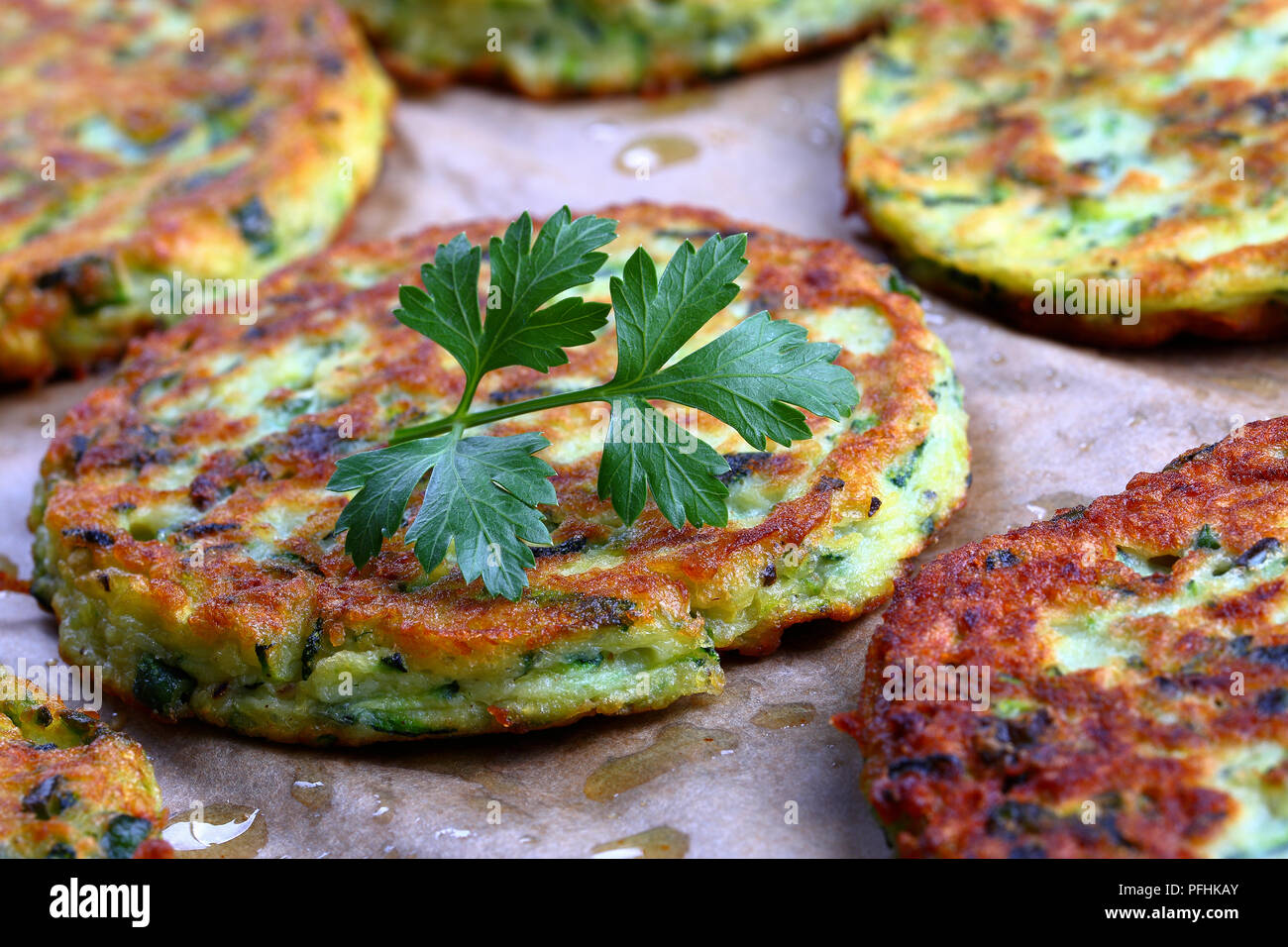 Lecker gebacken in Ofen zucchini Krapfen auf Backpapier, gesundes und ...