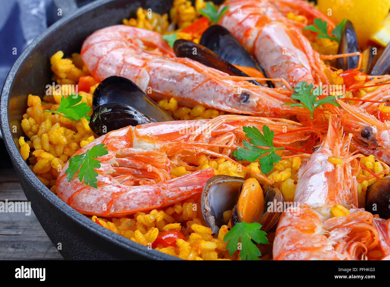 Nahaufnahme der köstliche Meeresfrüchte Valencia Paella mit Gambas ...