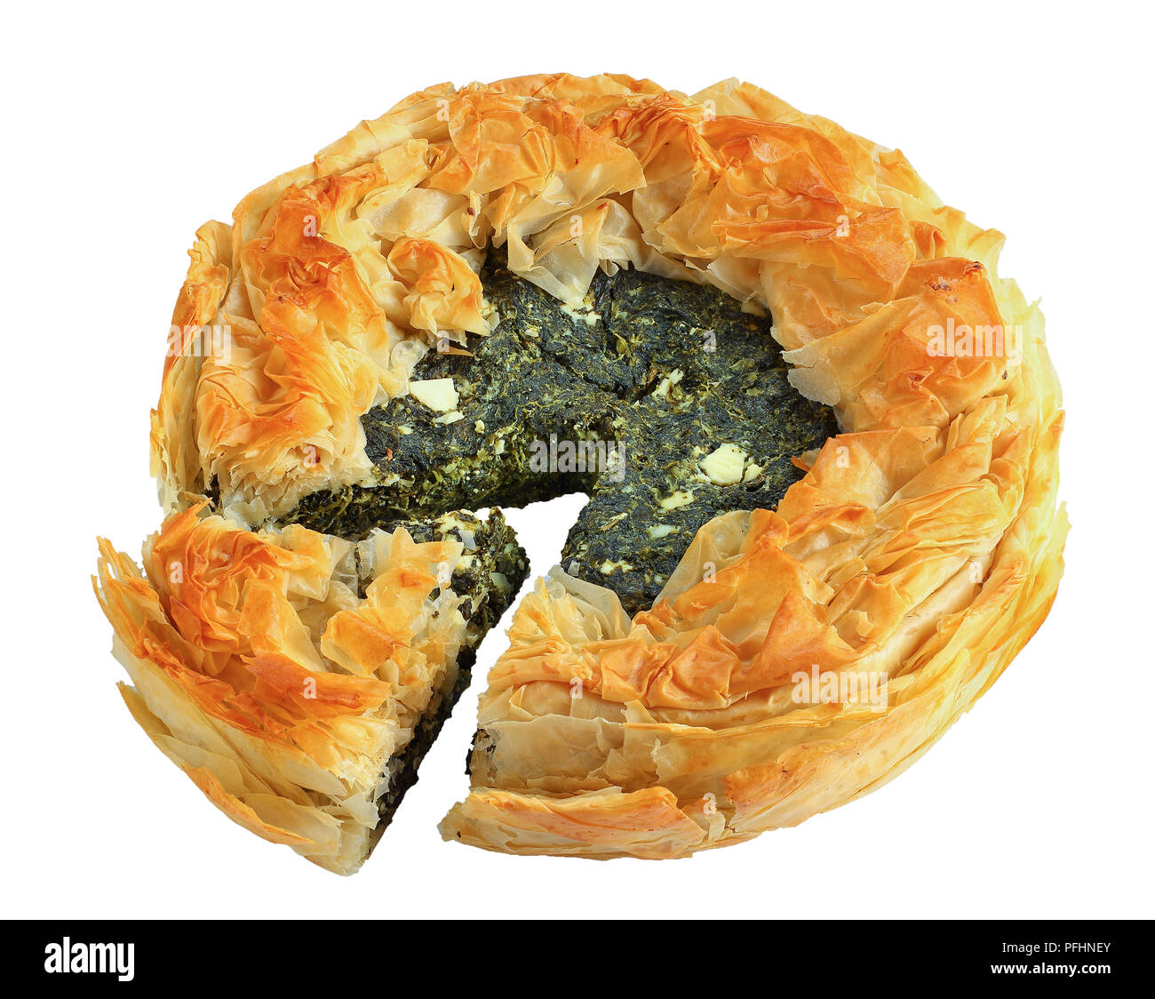 Köstliche goldene Kruste heißen griechischen Spinat Feta Käse Kuchen oder spanakopita in Scheiben geschnitten auf weißem Hintergrund, klassisches Rezept, Seitenansicht von Abo Stockfoto