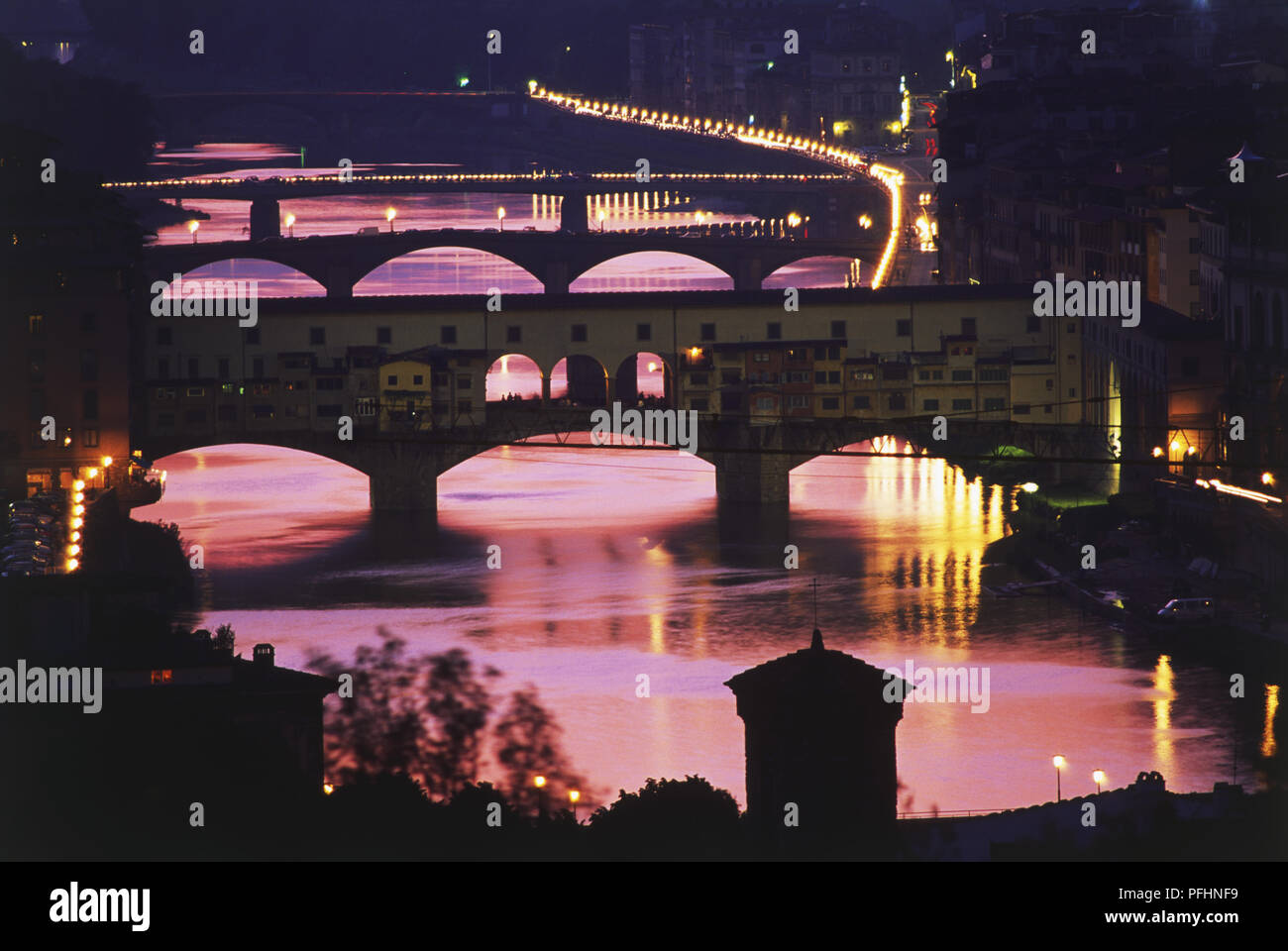 Italien, Florenz, Ponte Vecchio, die nächtliche Panoramasicht auf den Fluss Arno, hohe Betrachtungswinkel Stockfoto