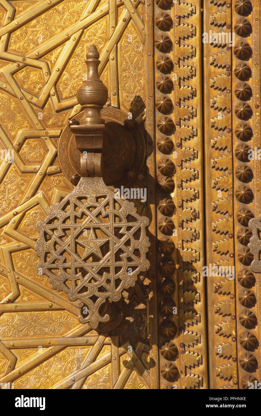 Marokko, Fes El Jedid, Messing Türen in das Dar el-Makhzen mit feiner Bronze KLOPFER exquisit mit geometrischen Mustern eingraviert. Stockfoto