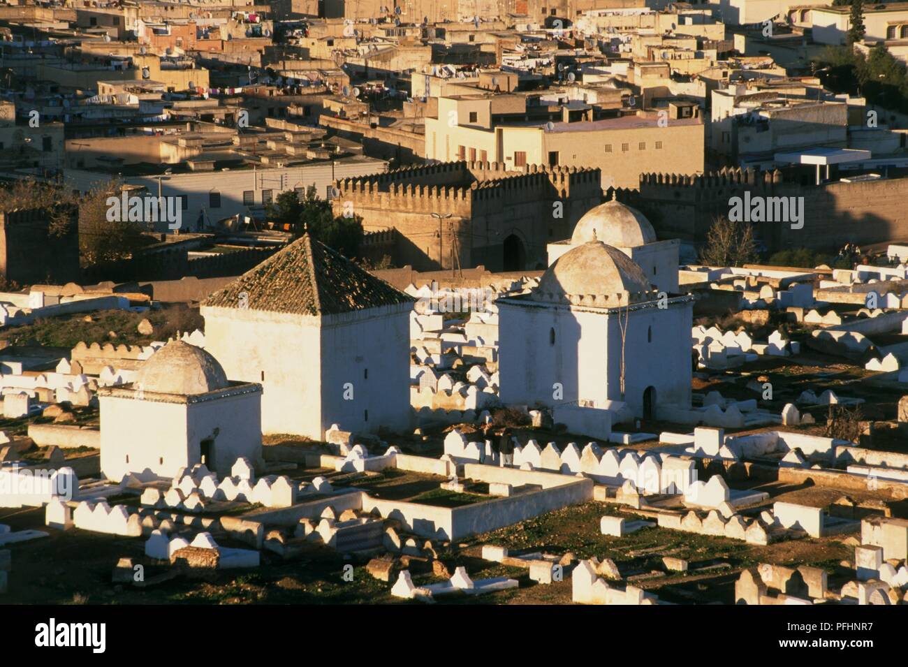 Marokko, Fes, Bab el-ftouh Friedhof und die Stadt. Stockfoto
