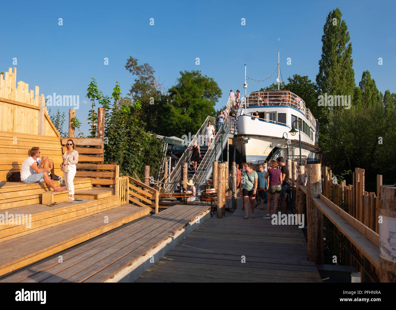 Alte Utting, ehemaligen Fahrgastschiffes zu einem Restaurant jetzt auf einer Eisenbahnbrücke in München, Deutschland platziert umgewandelt. Stockfoto