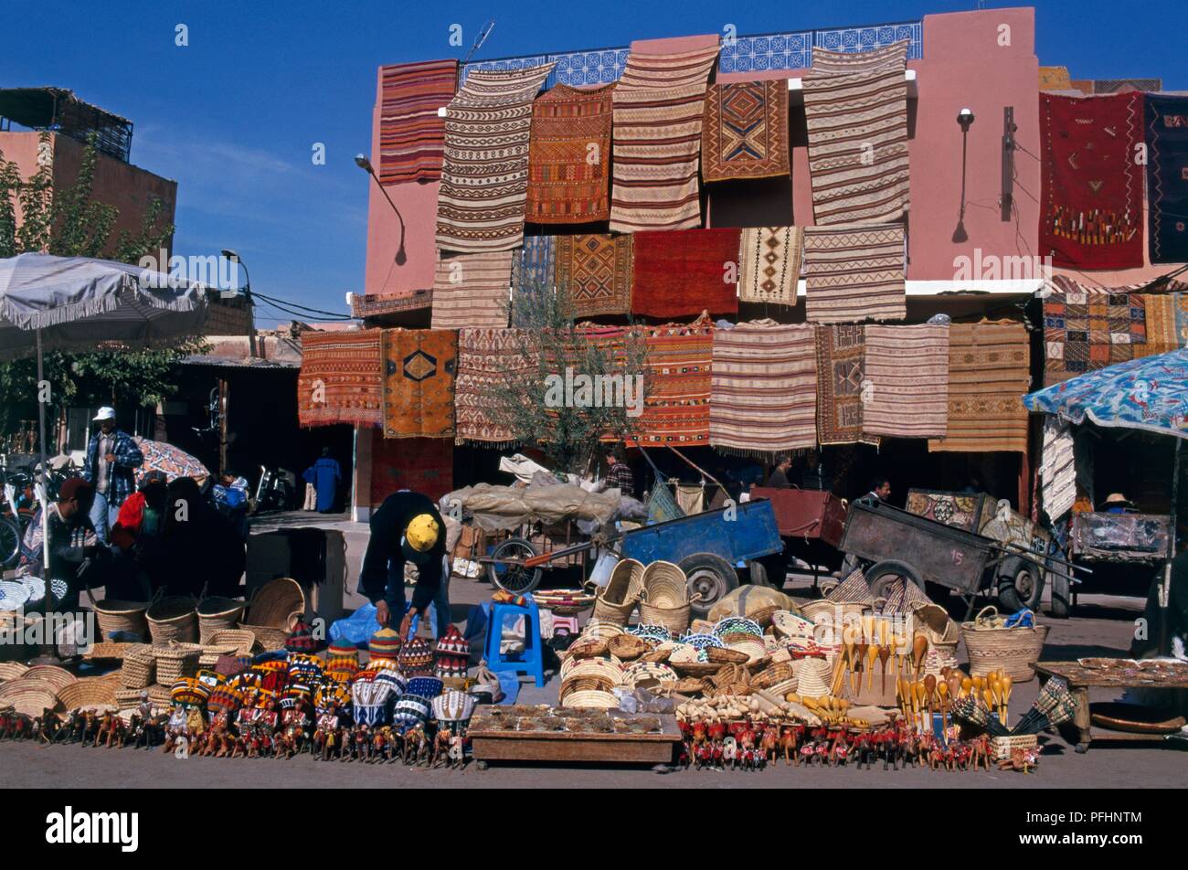Marokko, Marrakesch, Rahba Kedima, Kunsthandwerk, produzieren, und Teppichen auf Anzeige in der Straße Stockfoto