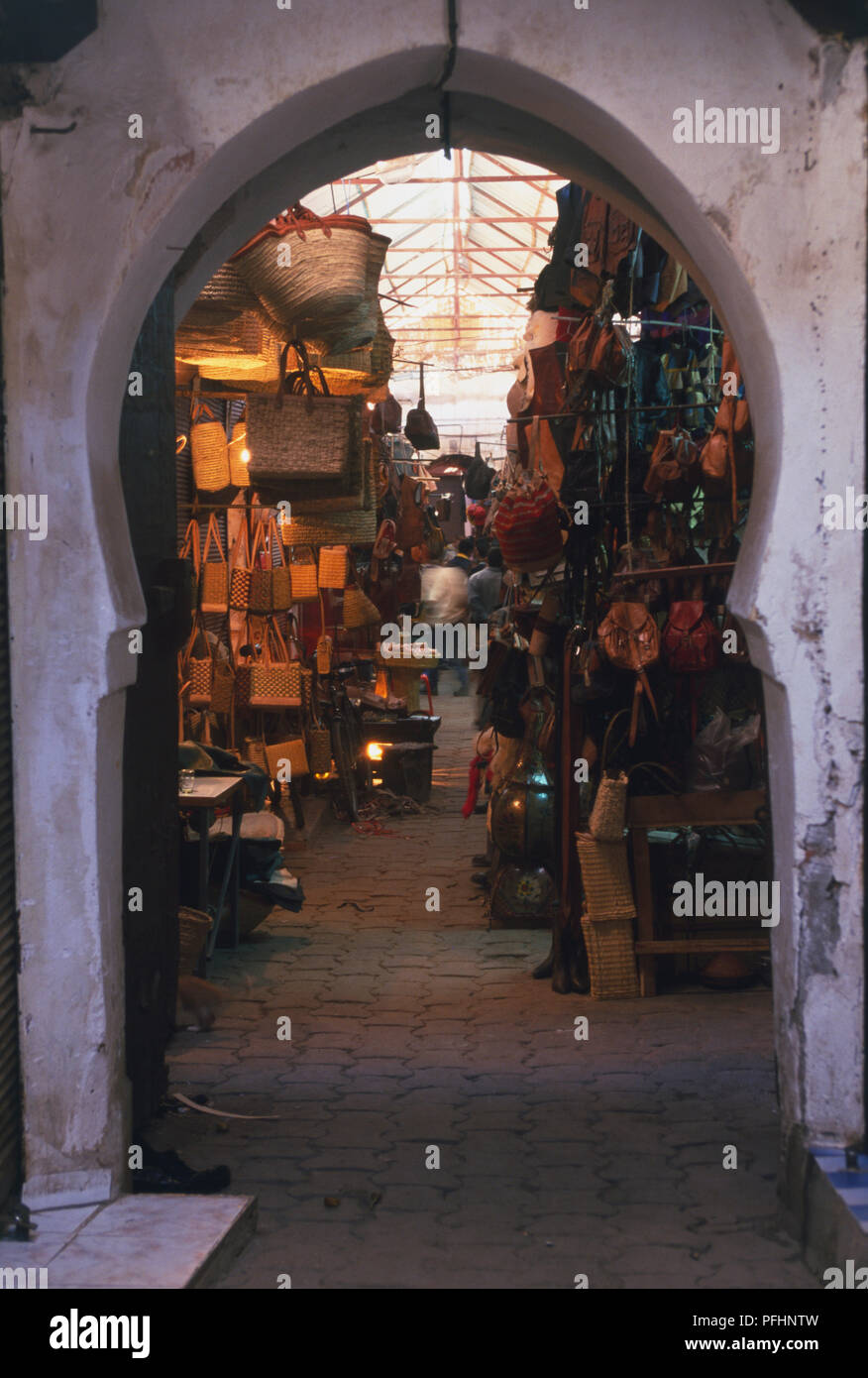 Marokko, Marrakesch, Souk El-Batna, Stände von skinners "Souk obwohl Huf-förmigen Tür gesehen. Stockfoto