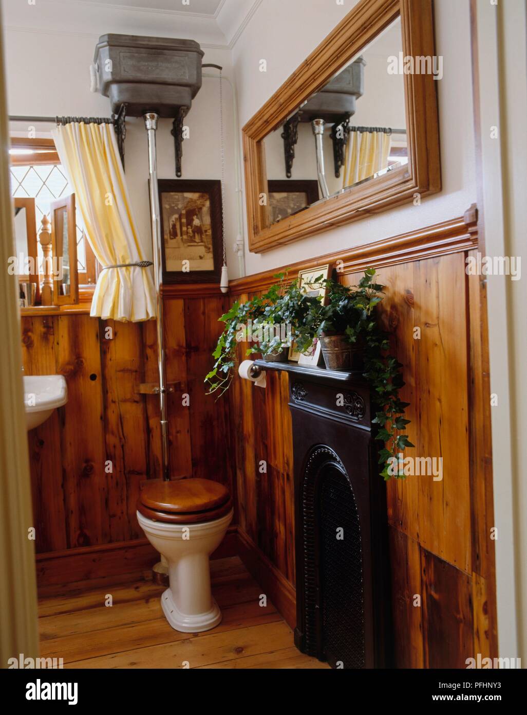 Wc im Badezimmer mit einem hölzernen beenden und dekorativen Kamin Stockfoto