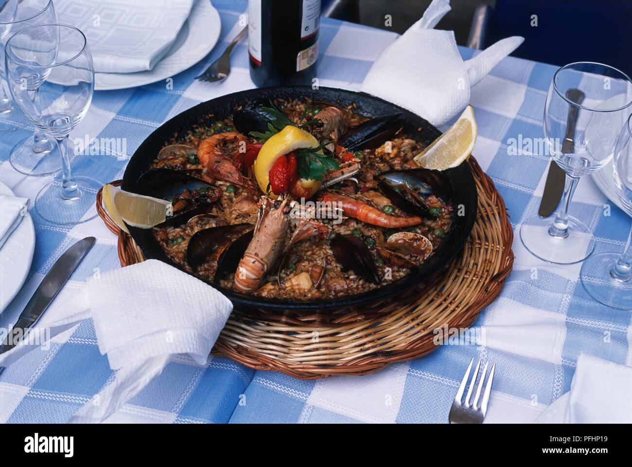 Pan von frisch zubereiteten Paella am Tisch im Restaurant Stockfoto