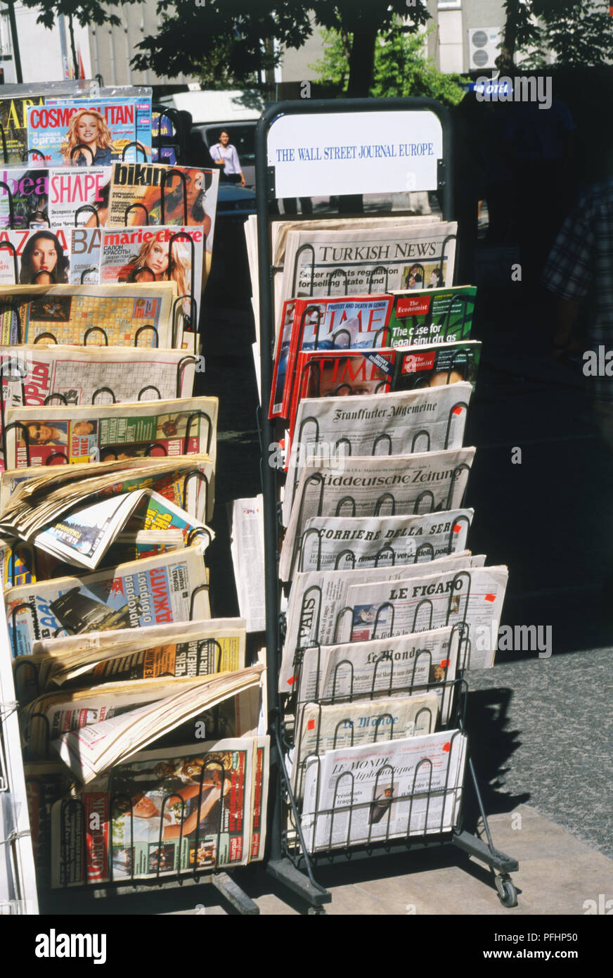 Die Türkei, Ankara, ausländische Zeitungen und Zeitschriften am Kiosk Stockfoto