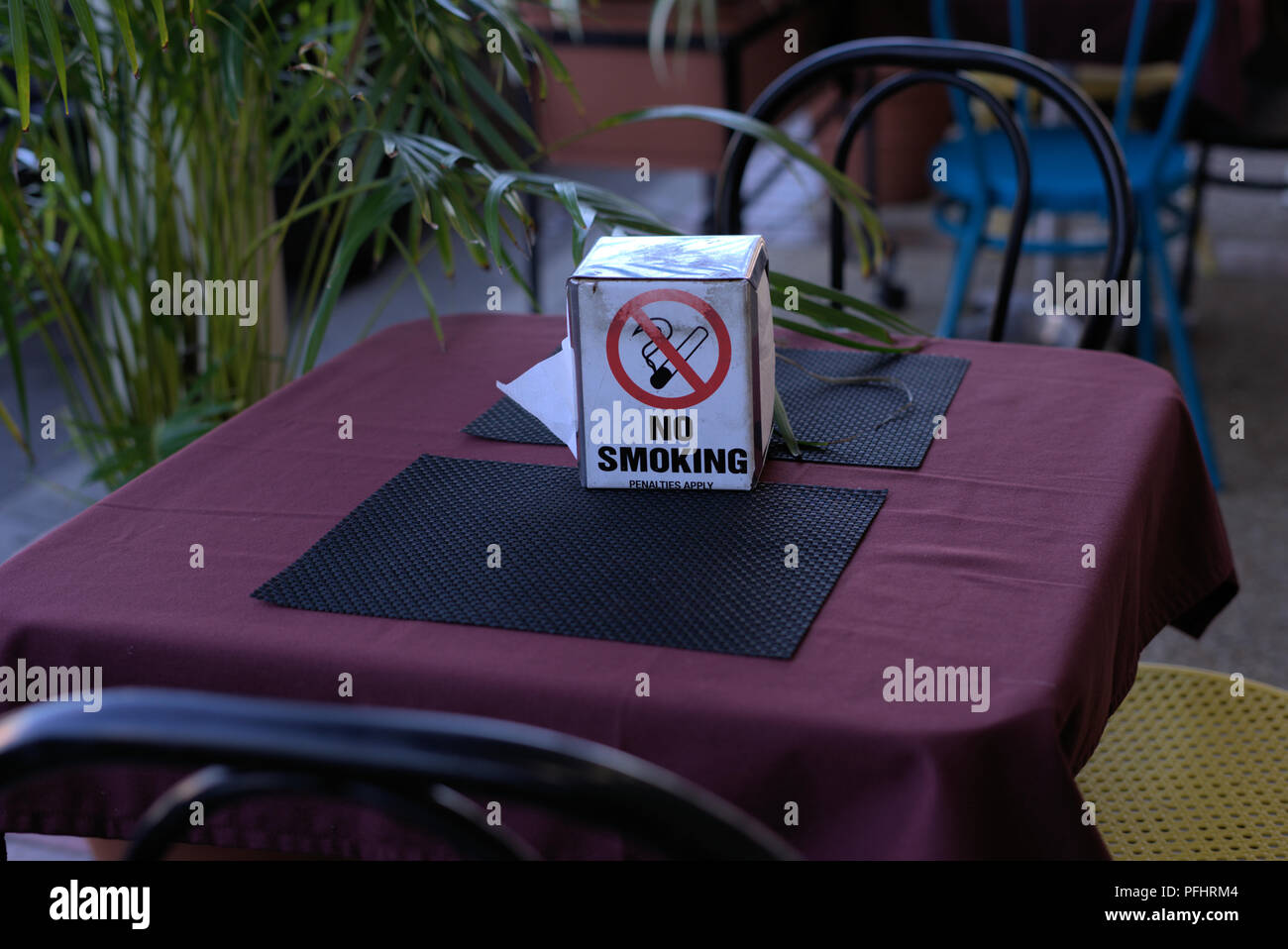 Rauchen Tissue Box auf Tisch im Restaurant. Stockfoto