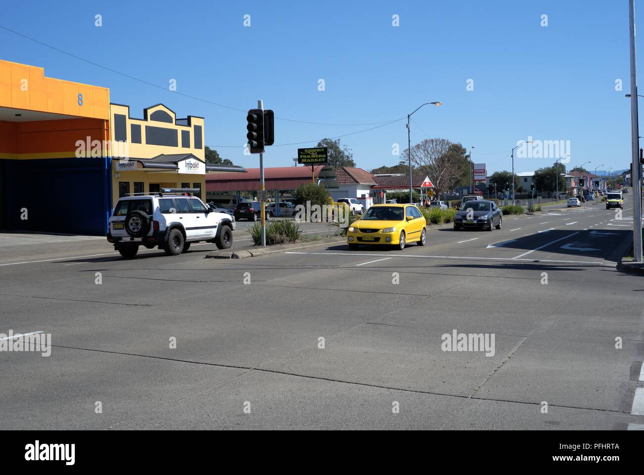 Sich bewegende Fahrzeuge an der Ampel kreuzung in der australischen Stadt von Kempsey in New South Wales am 13. August 2018. Stockfoto