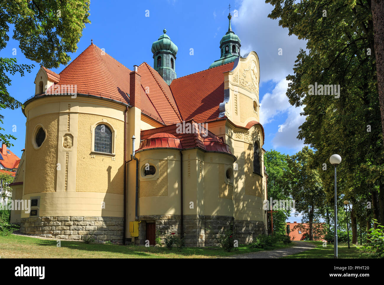 Kirche der Himmelfahrt der Jungfrau Maria in Polanica-Zdroj. Jedes Jahr von Mai bis September organisiert Konzerte von Kammermusik und Orgel Stockfoto