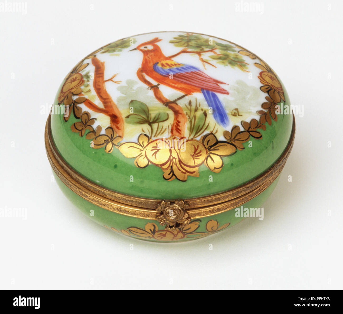 Kreisförmige gemalte Miniatur Papagei in Feld, Wald und dekorative gold Blätter, hautnah. Stockfoto