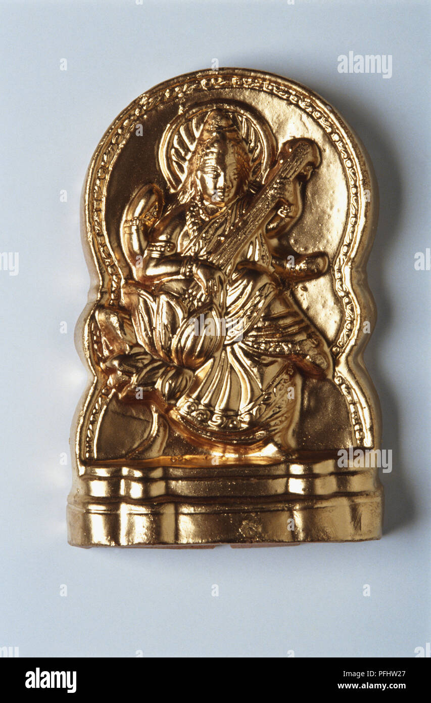 Chinesische goldene Statuette der sitzenden Figur spielen die Leier, Nahaufnahme Stockfoto