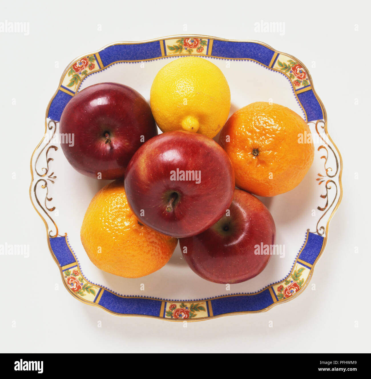 Obstschale mit roten Äpfeln, Mandarinen und Zitronen, Ansicht von oben Stockfoto