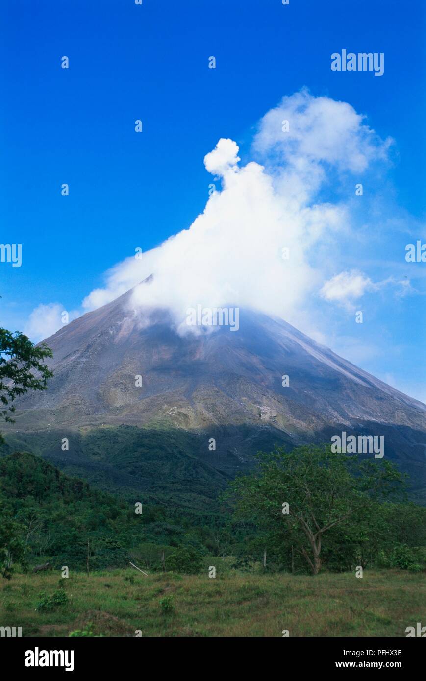 Costa Rica, Parque Nacional Volcan Arenal, Blick Richtung Vulkan mit Peak teilweise in Wolken bedeckt Stockfoto