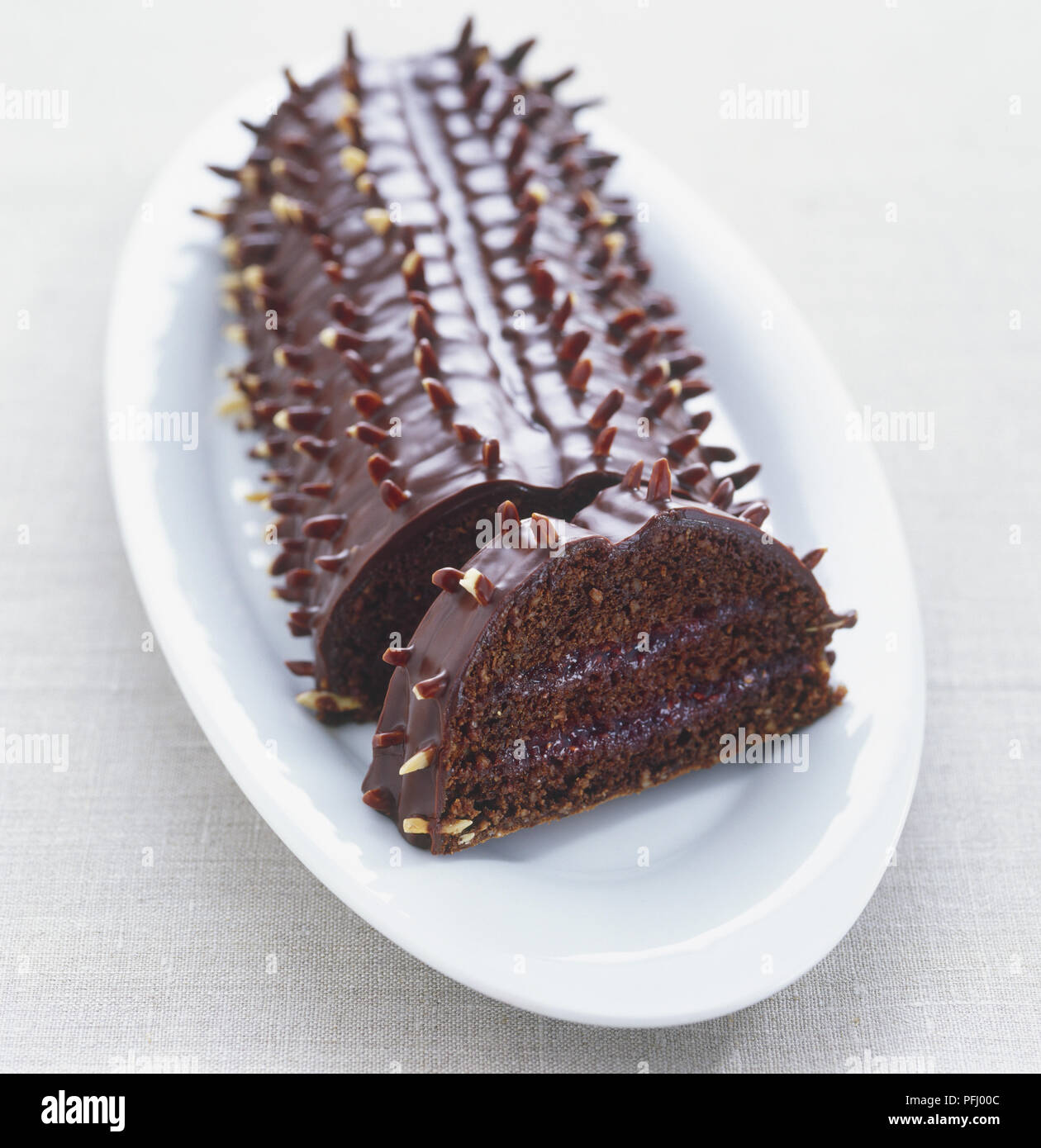 Schokolade Kuchen mit Mandeln, hohe Betrachtungswinkel Stockfoto