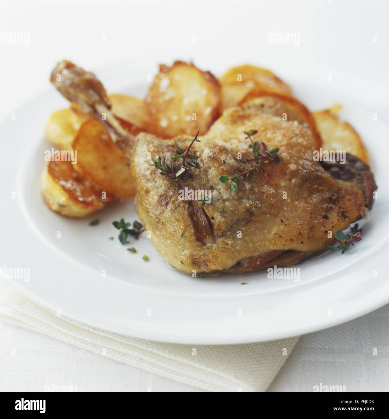 Gegrillte Ente serviert mit frittierten Kartoffeln auf einer Platte Stockfoto