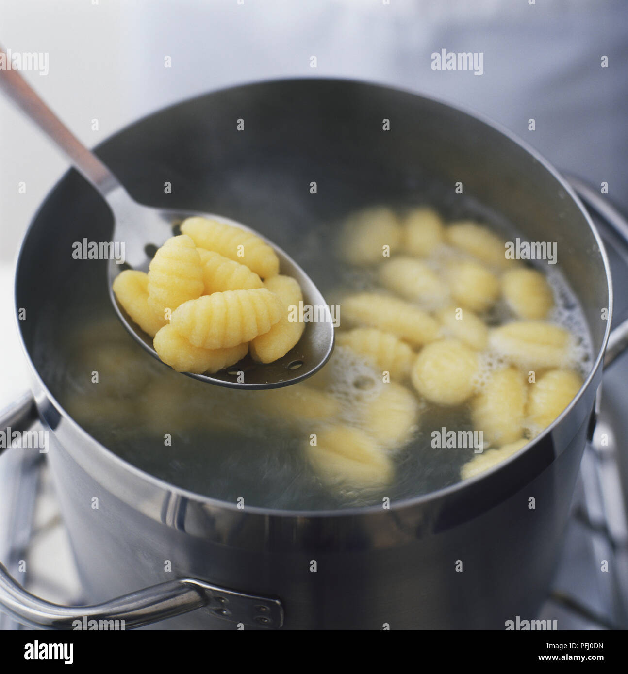 Gnocchi Stück angehoben wird, bis der Topf mit kochendem Wasser mit  belasten Löffel, hohe Betrachtungswinkel Stockfotografie - Alamy