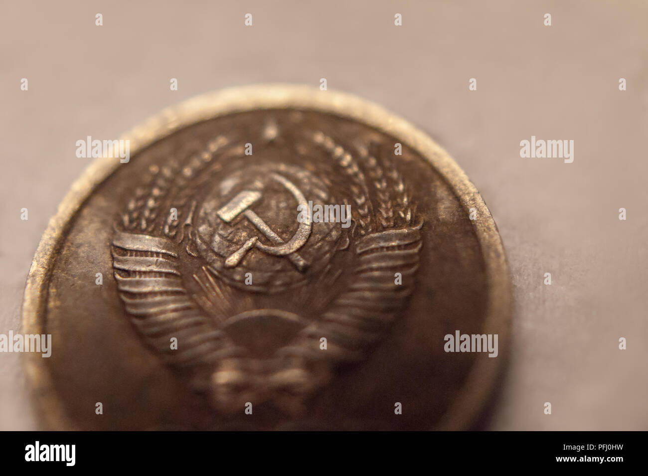 Nahaufnahme der UDSSR Wappen auf dem alten sowjetischen Kupfer Münze Stockfoto
