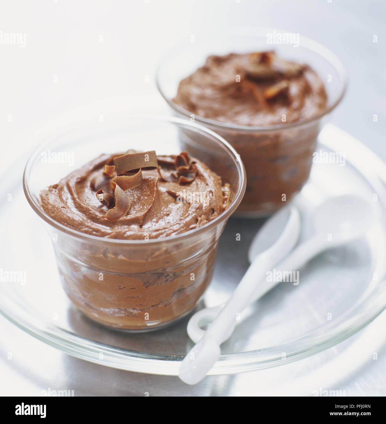 Mousse au Chocolat in zwei Dessert Gläser serviert, in der Nähe Stockfoto