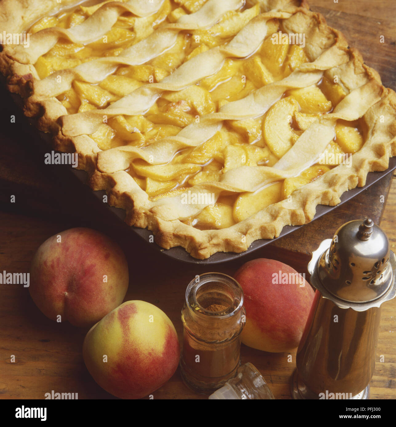 Pfirsich Kuchen in Backform, neben frischem Obst und Honig, Nahaufnahme, Ansicht von oben Stockfoto