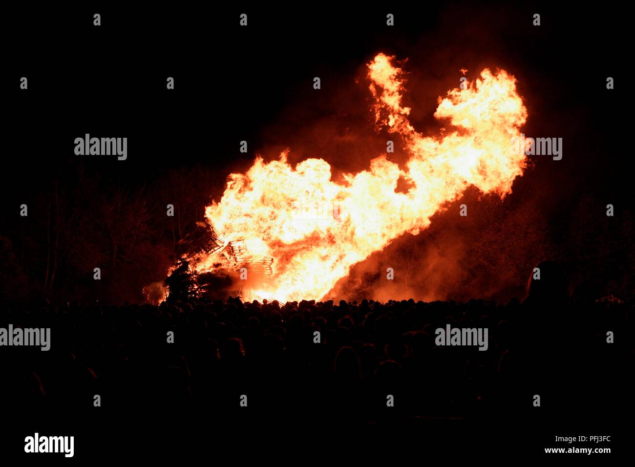 Grossbritannien, England, East Sussex, Lewes, Bonfire Night (Guy Fawkes Nacht), Feuer im Dunkeln Stockfoto