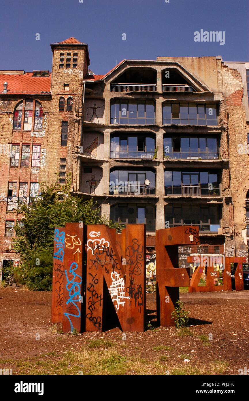 Deutschland, Berlin, Mitte, Tacheles, alternatives Kulturzentrum in den Ruinen eines alten Gebäudes untergebracht, mit Schreiben Skulpturen und Graffiti im Hof Stockfoto