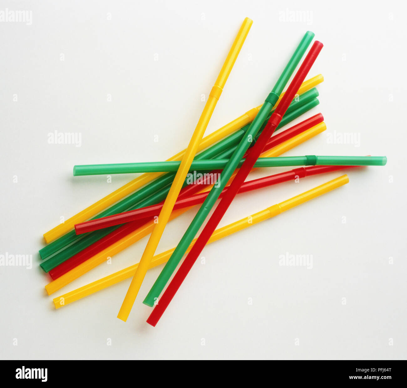 Haufen von Rot, Gelb und Grün gefärbt Strohhalme Stockfoto