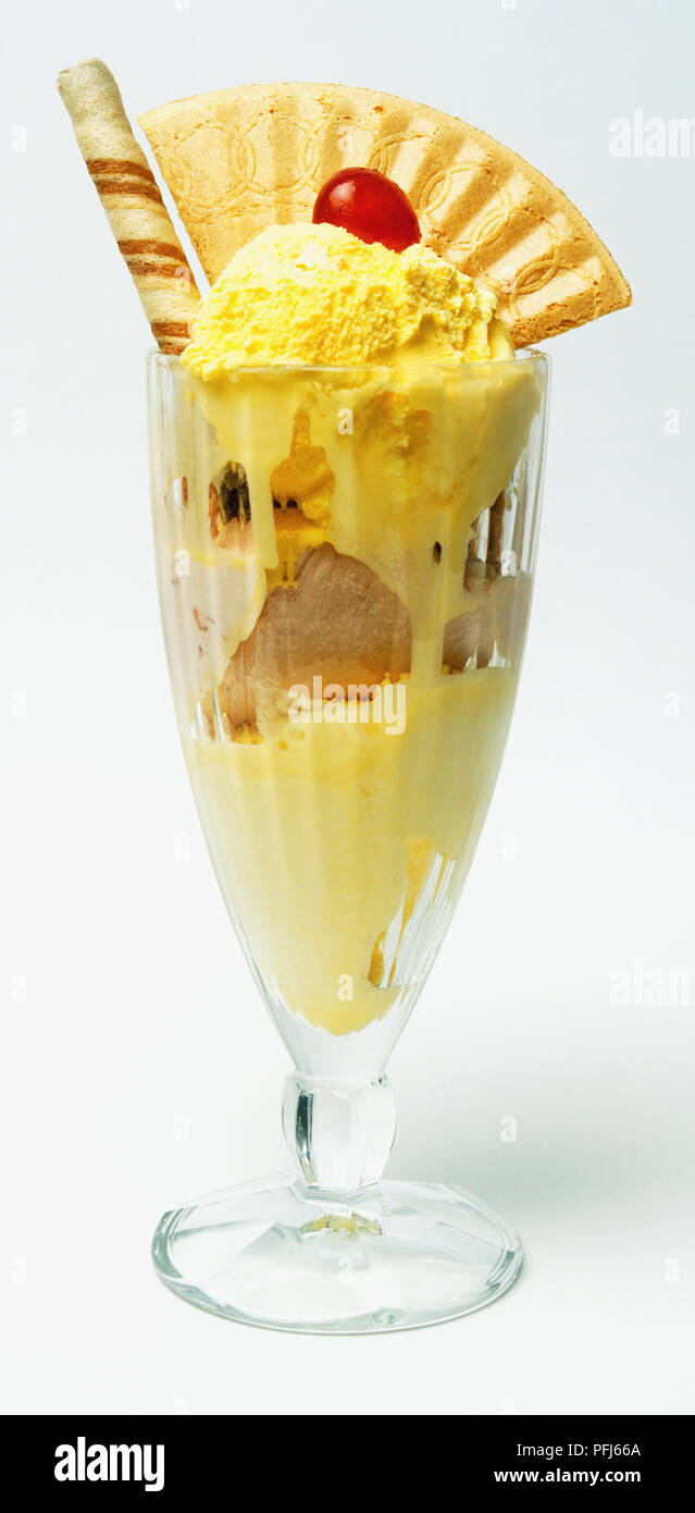 Vanila Eis garniert mit Wafer- und Kirsche, in einem Glas serviert. Stockfoto