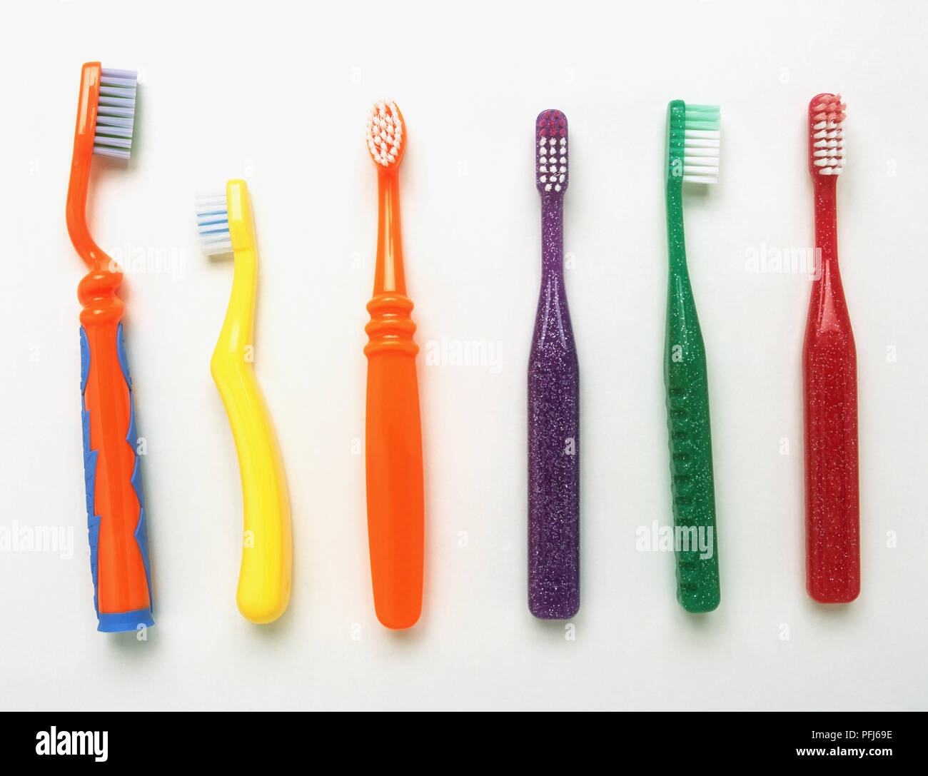 Sechs Zahnbürsten Stockfoto