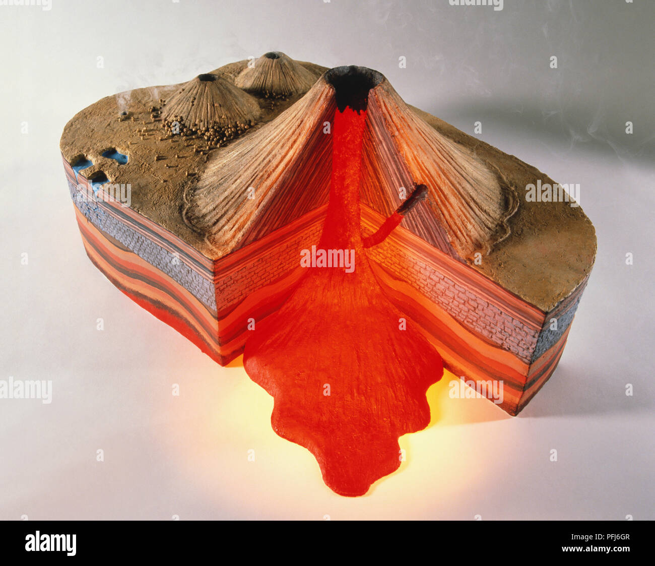 3D-Modell des ausbrechenden Vulkan mit einem Querschnitt zur Veranschaulichung von u-rock und Magma Schichten. Stockfoto