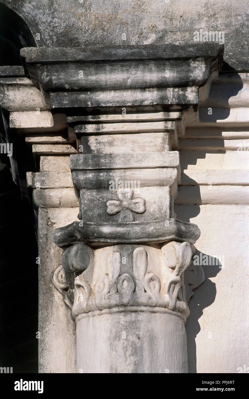 Costa Rica, Guanacaste, Liberia, Iglesia de la Agonia, Spalte Detail auf der Fassade der Kirche aus dem 19. Jahrhundert, close-up Stockfoto