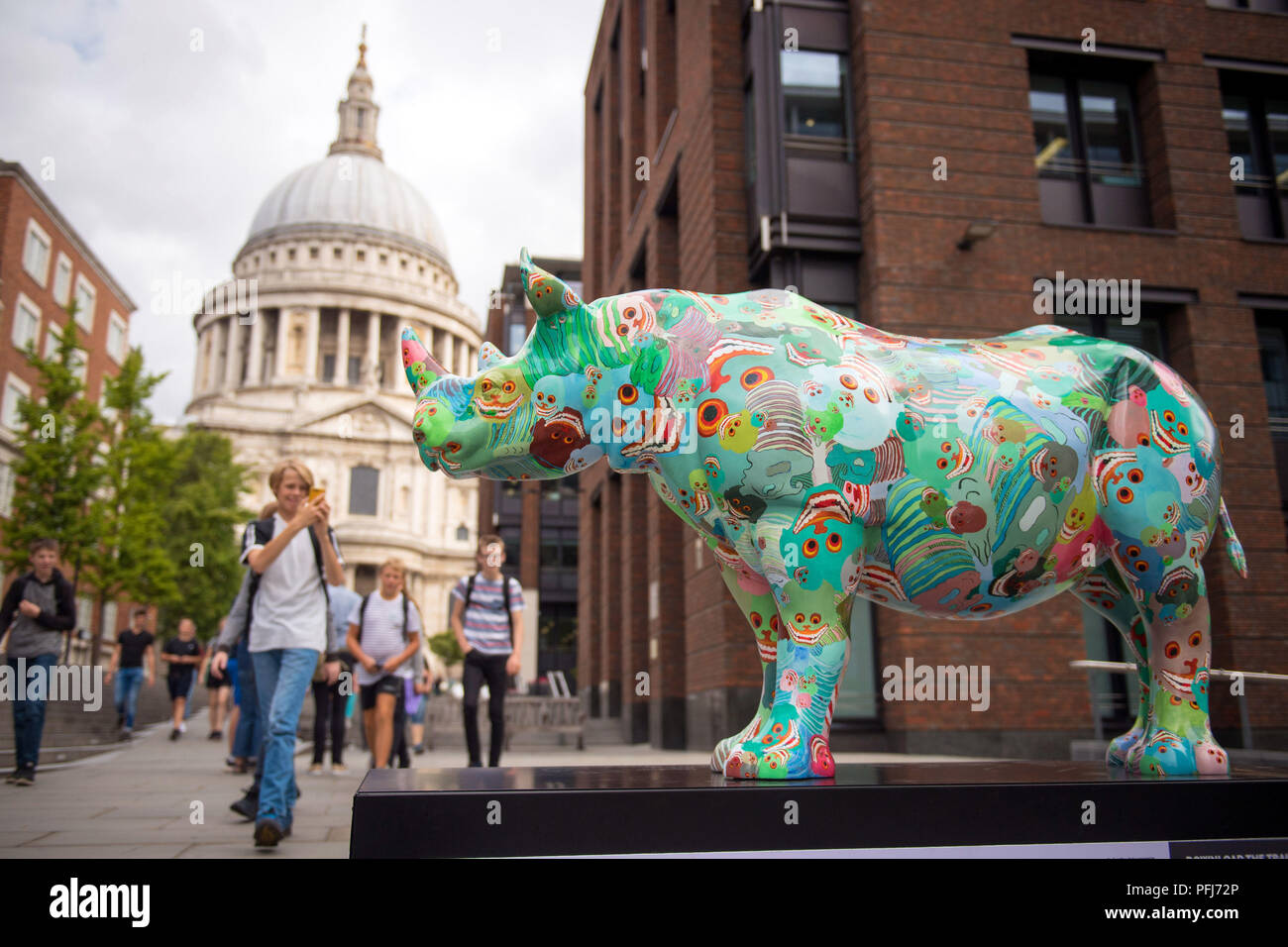 Eine Schwarze Nashorn Skulptur bemalt von Zhang Huan, in der Nähe von St Paul's Cathedral, London, Teil der Tusk Rhino Trail, verfügt über 20 Skulpturen von führenden Künstlern dekoriert auf Anzeige in der Stadt, bis Welt Rhino Tag am 22. September. Stockfoto