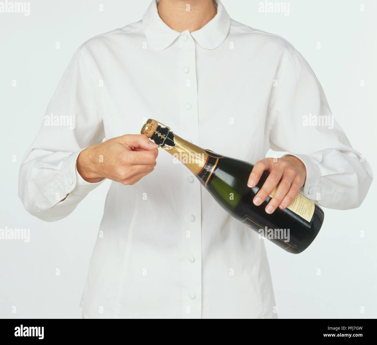 Öffnen der Flasche Champagner, Flasche am Winkel Stockfotografie - Alamy