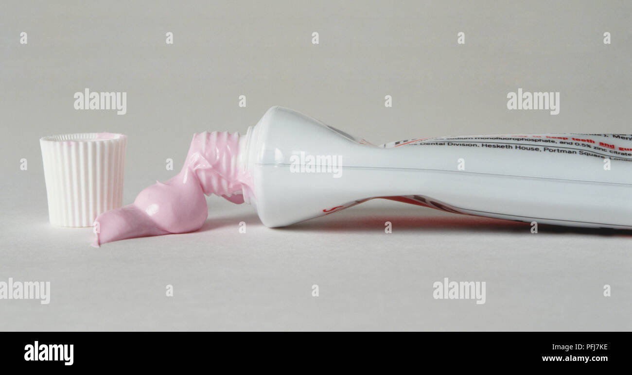 Blobs von rosa Zahnpasta, verschütten aus weiße Tube, Seitenansicht  Stockfotografie - Alamy